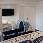 Mit Eingezaeuntem Garten Nahe Greetsiel Und Nordsee * Krummhörn