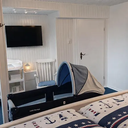 Mit Eingezaeuntem Garten Nahe Greetsiel Und Nordsee * Krummhoern