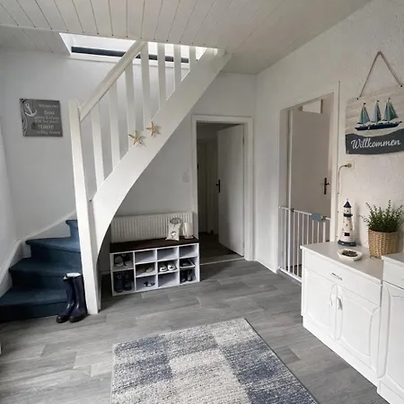 Mit Eingezaeuntem Garten Nahe Greetsiel Und Nordsee