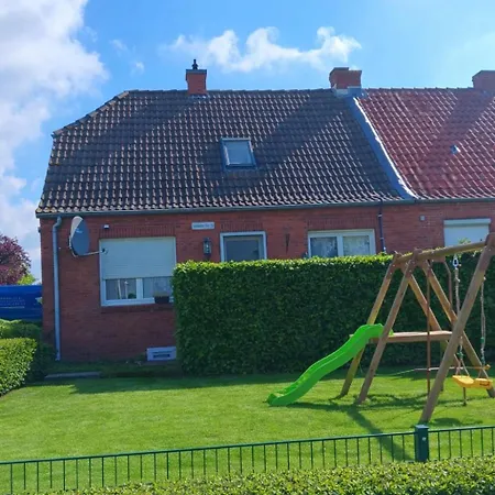 Mit Eingezaeuntem Garten Nahe Greetsiel Und Nordsee *