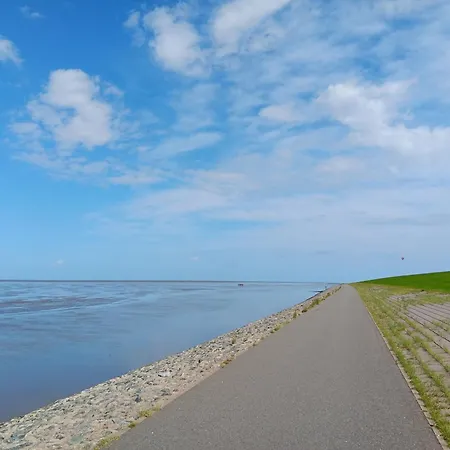 Mit Eingezaeuntem Garten Nahe Greetsiel Und Nordsee *